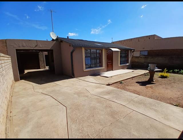 2 BEDROOM HOUSE FOR SALE IN SEBOKENG ZONE 11